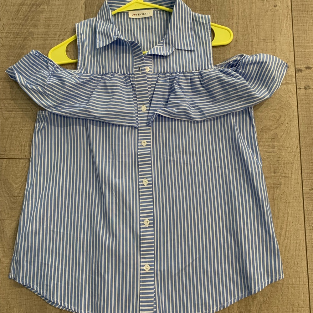 Shoulder cut out top